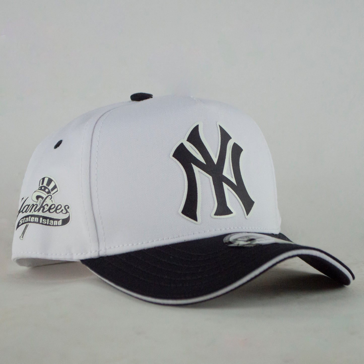 YANKEES WHITE & BLACK